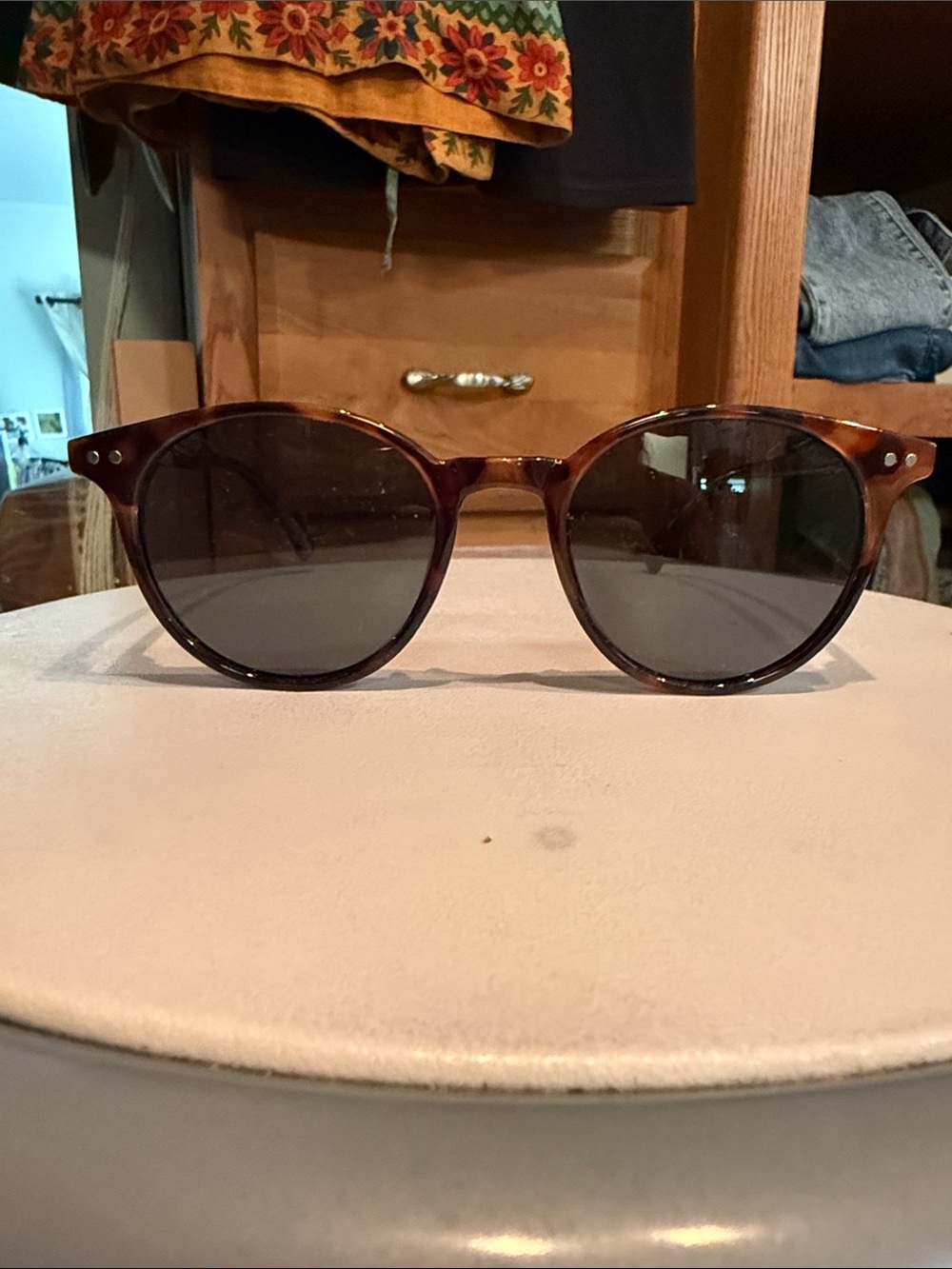 Sunglasses in Tortoiseshell Brown - Classic Round Style